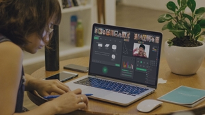 A ieșit din duș și a intrat din greșeală în cadru în timpul cursurilor online ale fiului său. Ce s-a întâmplat după