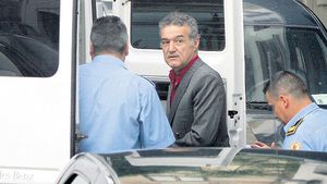 E la un pas sa ramana paralizat! Gigi Becali trebuie operat de urgenta. Are dureri mari si nu mai poate merge!