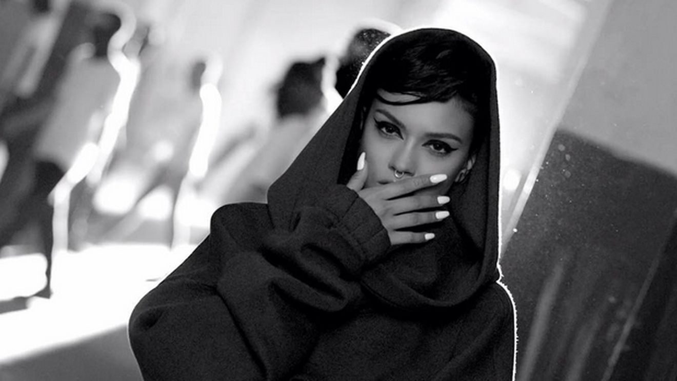 Karmen a lansat un nou clip şi e de nerecunoscut! Fiica lui Adrian Minune un nou look  