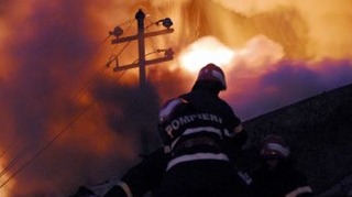 15 persoane, evacuate in urma unui incendiu izbucnit intr-un bloc al Primariei Ploiesti