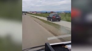 Panică pe o șosea din Maramureș. Șoferul unui Audi a mers pe contrasens, apoi a intrat pe trotuar