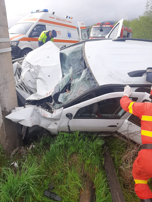 Accident grav în Suceava! O persoană a murit și alte 5 au fost rănite, după ce o mașină a intrat în stâlp. FOTO