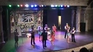 VIDEO Deea Maxer le-a sucit mintile turcilor cu dansul ei din buric! Vezi miscarile senzuale care i-au adus titlul de Miss si afla cati barbati a trebuit sa sarute pentru a castiga!