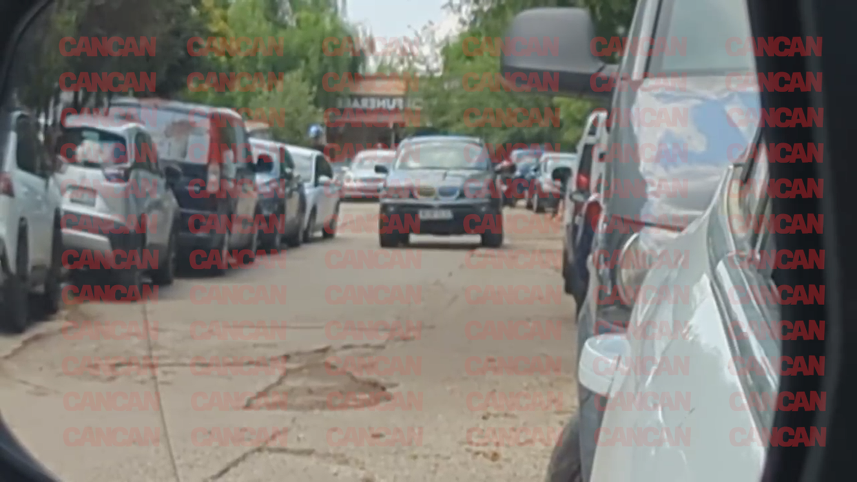 Mașina care transportă trupul lui Andrei Versace la cimitir