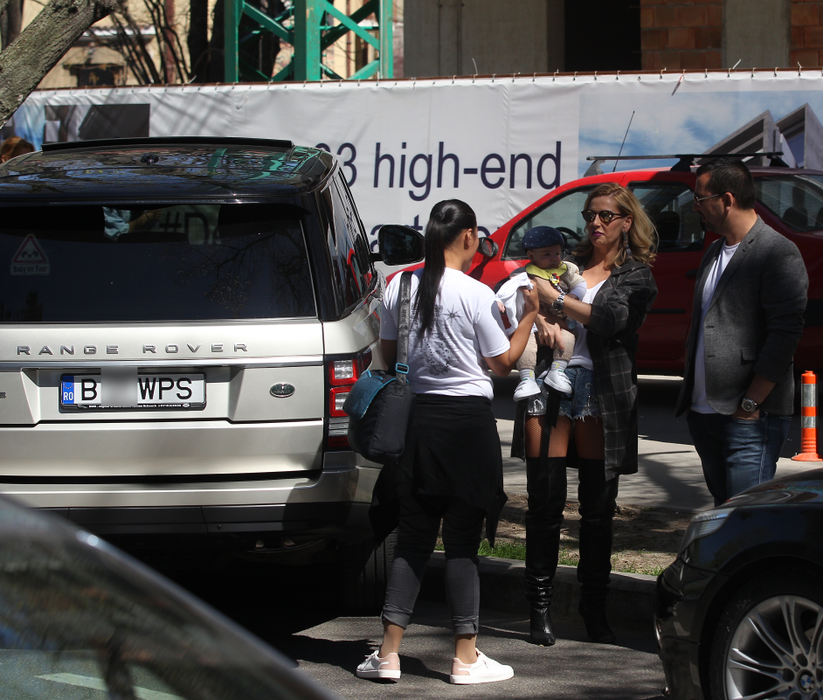 I-am pozat pe şantier, echipaţi aferent, corespunzător. Andreea Bănică & soţul şi-au luat apartament de… 900.000 de euro!