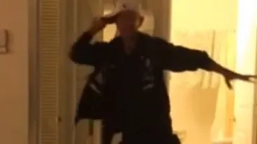 La 41 de ani, un roman din America face furori cu dansul ASTA pe Youtube! Ce zici, are miscarile bune?