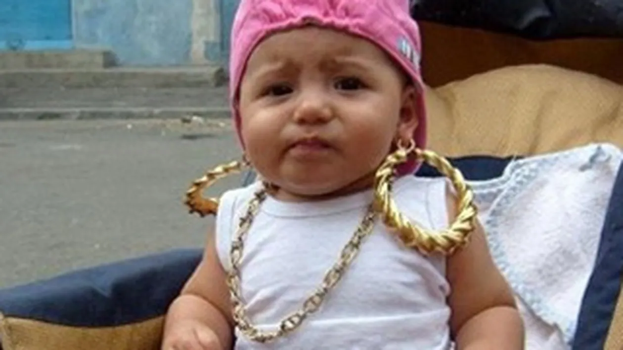 Bebelusul de azi, pitipoanca de maine! Uite cum si-au batut joc parintii de fetita asta - I-au rupt urechile cu niste cercei mamut si au cocosat-o cu un lant de aur la gat