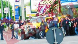 Mama afaceristului Nixon, dusa la groapa cu Hummer-ul