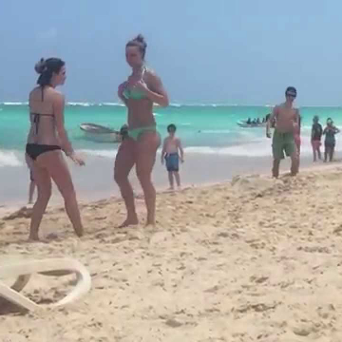 Desfrâu la mare! Aceste fete s-au îmbătat pe plajă și s-au dezbrăcat sub privirile tuturor