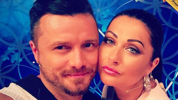 TAVI CLONDA şi-a sărbătorit ziua de naştere în direct! Vezi ce cadou a primit de la GABRIELA CRISTEA