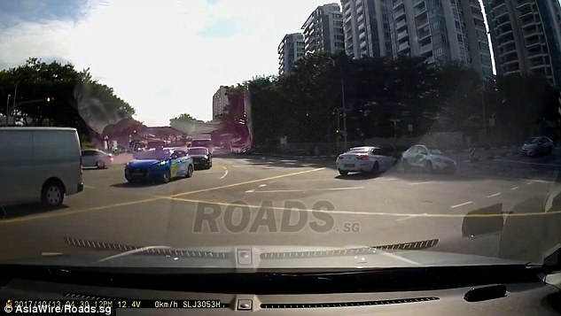 Şoferii nu şi-au putut crede ochilor! O „maşină fantomă” a apărut de nicăieri şi a provocat un accident într-o intersecţie aglomerată