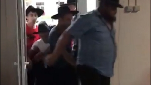VIDEO| Scene fabuloase la deschiderea unei săli de păcănele din Buzău. Rromii au dat năvală și...