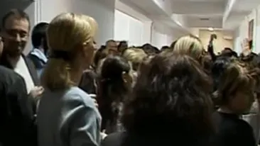 Protest spontan in toata tara! Sute de functionari publici protesteaza