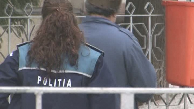 Scandalurile cu poliţişti iau amploare! Poliţistele de la Serviciul Paşapoarte, obligate să-i facă şefei manichiura