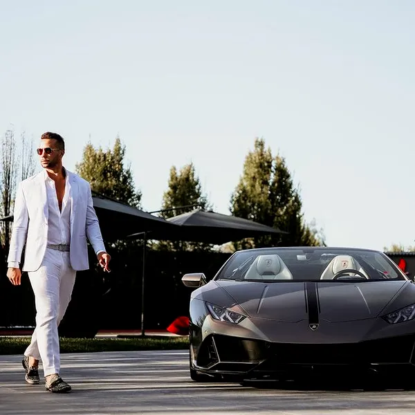 Tristan Tate își pune "fetele" să se tatueze cu numele lui