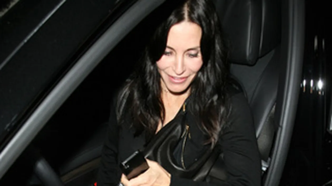 Courteney Cox si-a aratat chilotii la Los Angeles