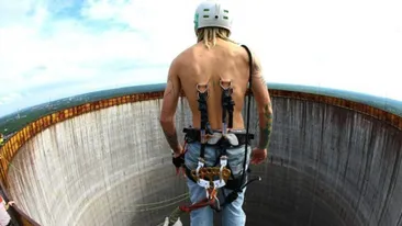 VIDEO INTERZIS CARDIACILOR! Şi-a prins două cârlige în piele şi s-a aruncat în gol! Ce a urmat e INCREDIBIL