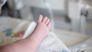Un nou-născut a murit într-un spital din Pașcani. Părinții dau vina pe medici