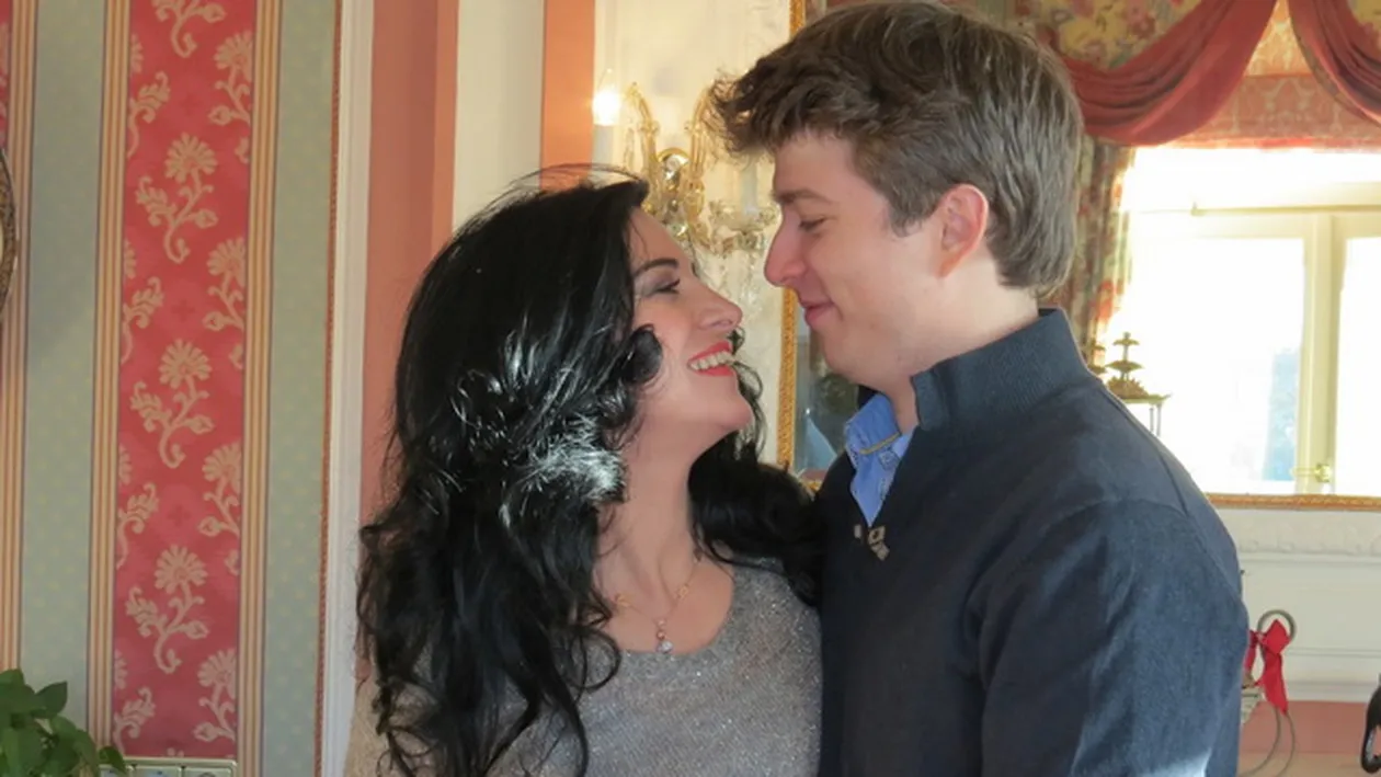 S-a indragostit iremediabil! Angela Gheorghiu isi ia peste tot iubitul tinerel! Vezi cat de tandri sunt cei doi, in public