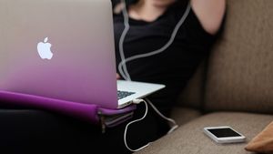 Cum a fost păcălită o americancă de un român, timp de trei ani. Suma colosală pe care i-a trimis-o