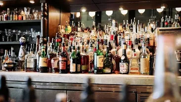 Afișul pus de proprietarul unui bar a devenit viral în România! Nu a bănuit nicio clipă vestea pe care a primit-o de la un client