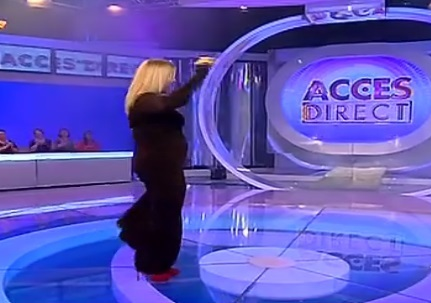 Carmen Şerban şi-a etalat burta de ”gravidă” la TV! Rochia mulată a scos în evidenţă formele bine conturate