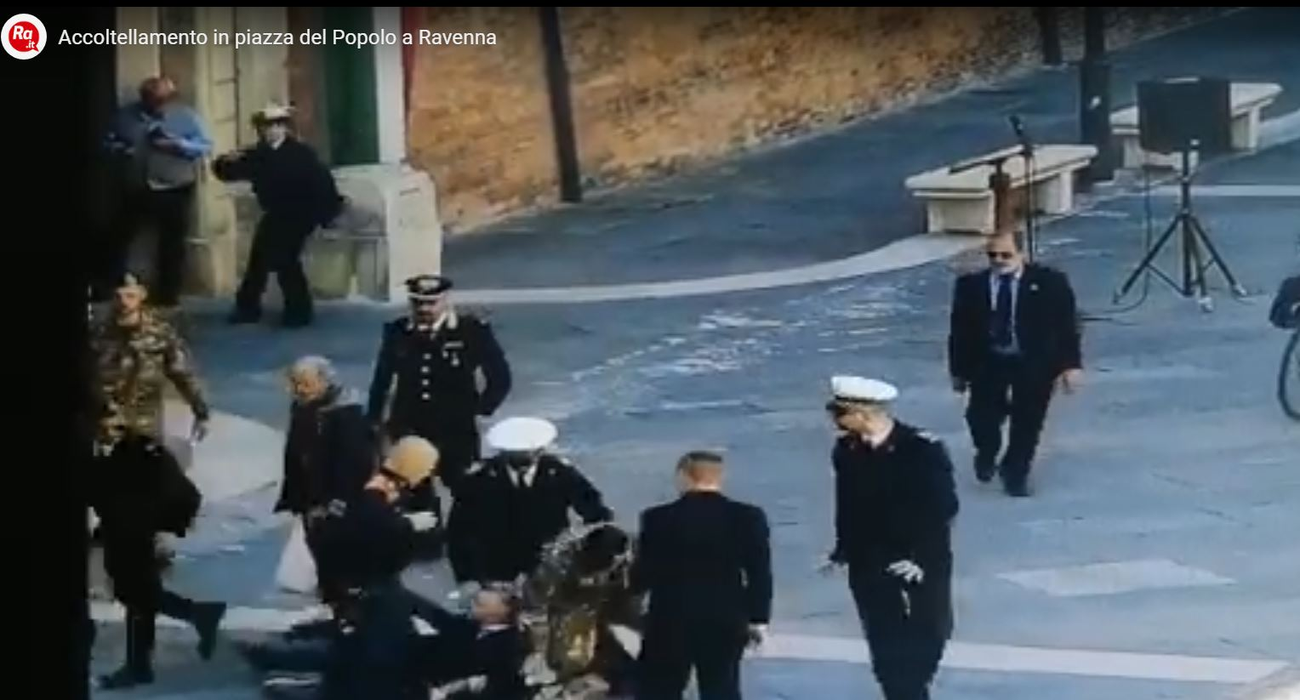 Imagini terifiante! O româncă înjunghie un ofițer italian cu un cuțit, în plină stradă + Mesajul uluitor al femeii pe Facebook VIDEO