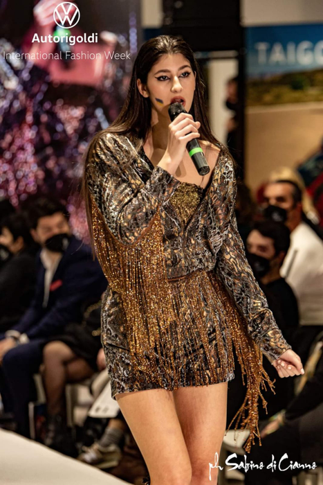 Raisandra, solidară cu poporul ucrainean la “Milano Fashion Week”. Gestul de suflet pe care l-a făcut pe scenă, în timpul defilărilor și reprezentațiilor | FOTO + VIDEO