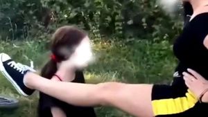 Minorele care au snopit din bătaie o fată de 13 ani la Târgu Jiu s-au ales cu dosar penal. Una dintre agresoare, reținută 24 de ore