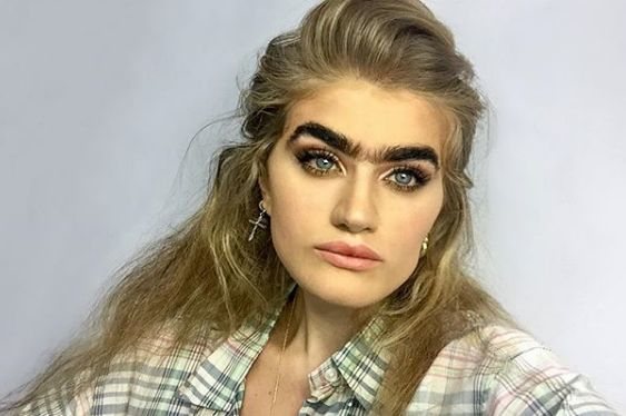 Este manechin de succes şi arată aşa! Blonda refuză să se penseze dintr-un motiv uluitor