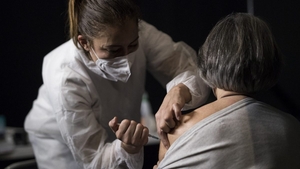 O femeie din Bacău a murit! Avea multiple boli cronice și tocmai se vaccinase anti-COVID! Ce au anunțat autoritățile