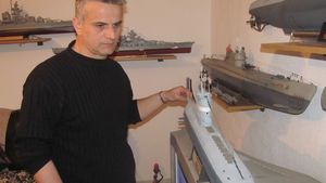 Ce pasiune şi-a găsit un poliţist din Ialomiţa. A construit o flotilă în sufragerie!