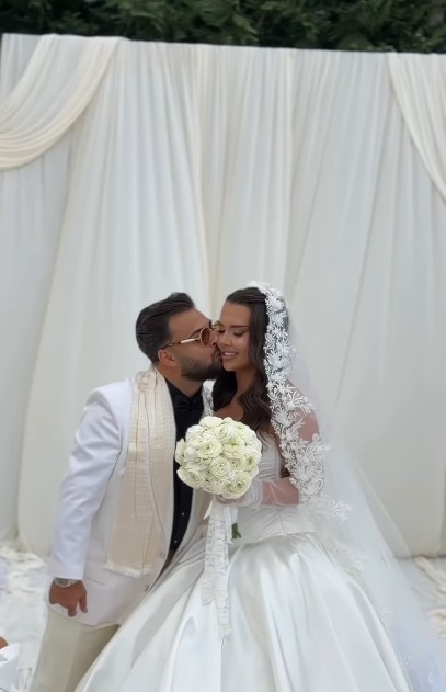 Cât a costat prima rochie de mireasă purtată de Andra Voloș. Soția lui Robert Lele nu s-a uitat la bani!