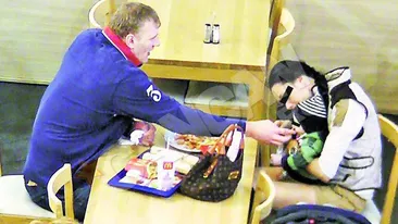 Chiar sub privirile Alinei! Tolea Ciumac si-a indopat fiul la fast-food