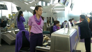 Există un loc mai murdar decât toaleta într-un aeroport! Medicii ne avertizează