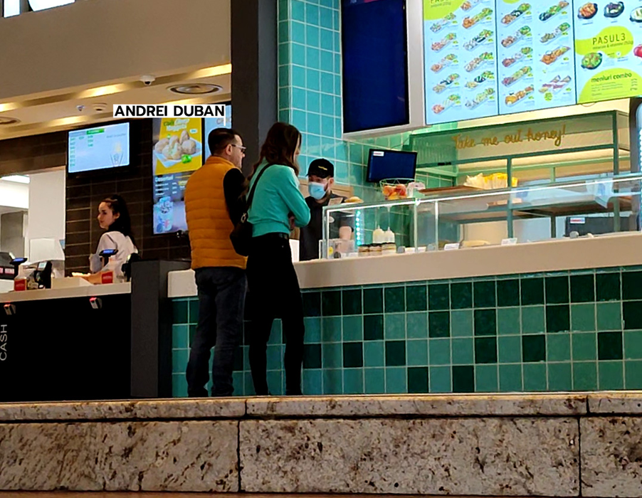 Andrei și Grațiela își așteaptă comanda de la fast-food (Foto: CANCAN.RO)
