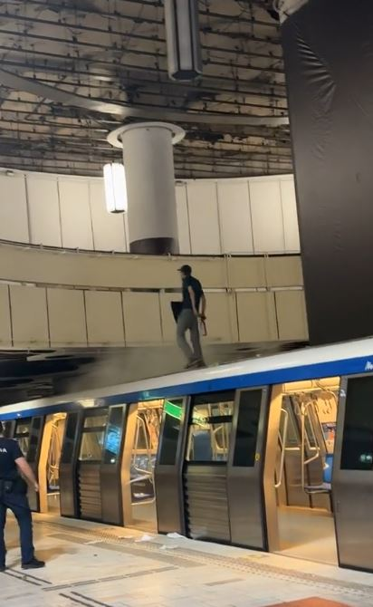 Polițiștii au intervenit pentru prinderea unui bărbat care a urcat pe garnitură, la metrou / sursă: captură video