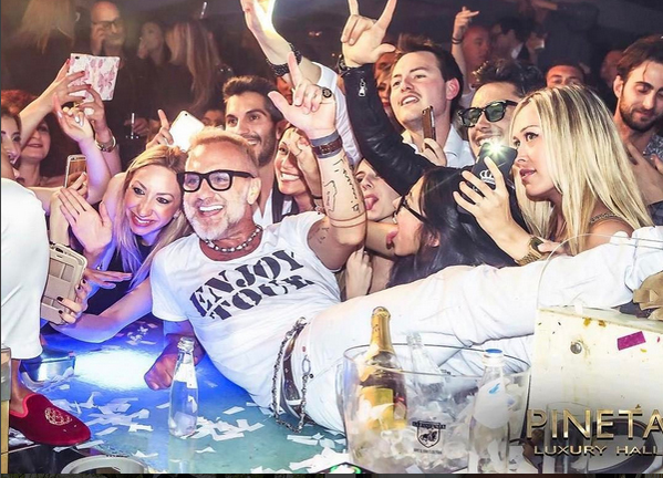 Gianluca Vacchi a început petrecerea de 1 Mai! La bustul gol, milionarul i-a uimit pe toţi