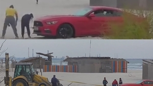 Un bolid de lux a rămas împotmolit pe plaja din Mamaia, iar proprietarul a chemat artileria grea ca să-l scoată. VEZI ce s-a întâmplat