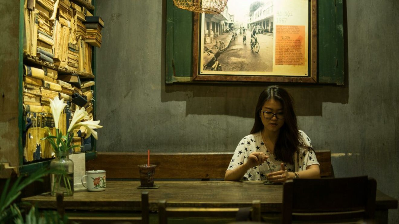 De ce tot mai mulți tineri preferă să mănânce singuri la prânz? Trendul care a alarmat angajatorii din Franța