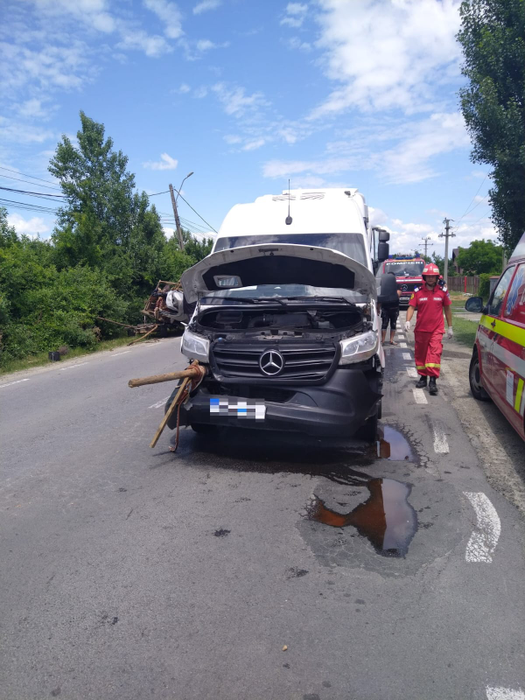 Accident cumplit în Dâmbovița. 15 persoane au fost rănite, după ce un TIR și un microbuz s-au izbit