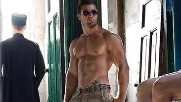 Manechinul roman care apare intr-un calendar porno pentru gay rupe tacerea! Cum a fost racolat si cum a ajuns gol, langa un preot