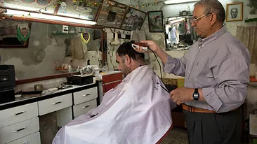 Scene de groaza intr-o frizerie din Botosani! Un barbat a murit in timp ce era tuns