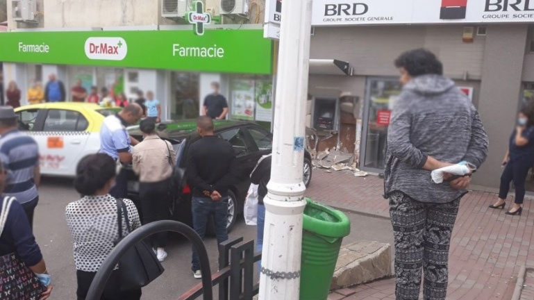 Un tânăr din Piatra Neamț a fost strivit de o femeie care a încurcat frâna cu pedala de accelerație