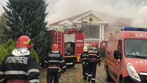 Ultima oră. Incendiu puternic la fosta vilă a lui Irinel Columbeanu de la Izvorani | PRIMELE IMAGINI