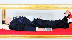 Fostul premier italian, caricaturizat de doi artisti. Berlusconi, mort