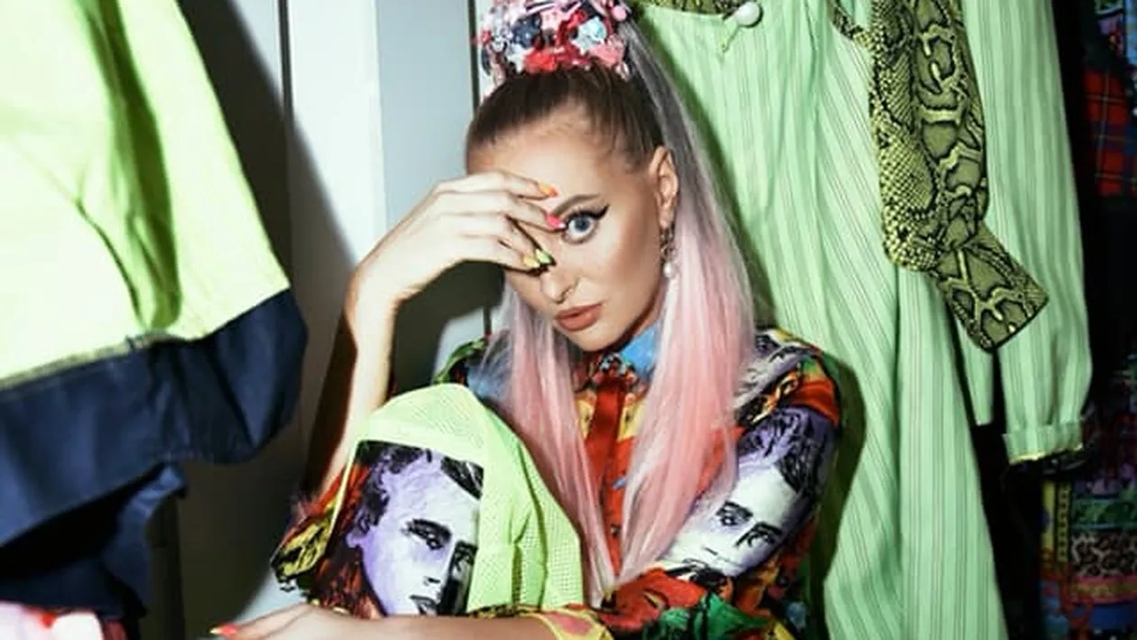 Delia, trasă pe dreapta de o polițistă sexy. Artista a încălcat regulile de circulație