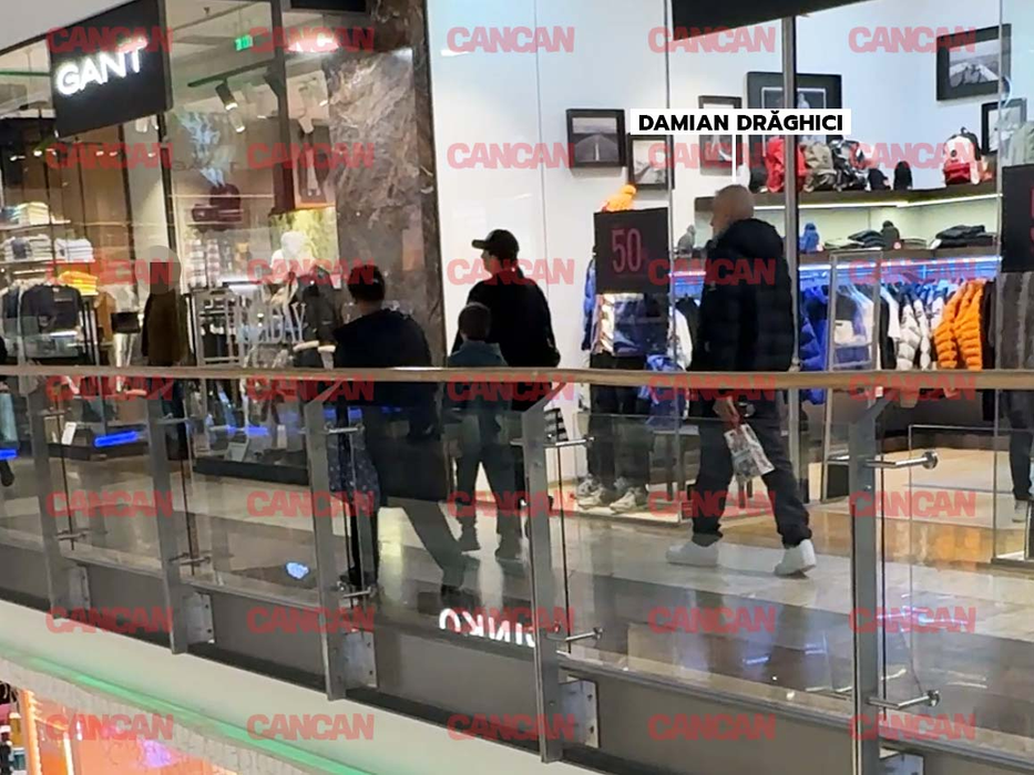 Au plecat cu toții din mall, iar artistul a fost un gentleman si a cărat sacoșele