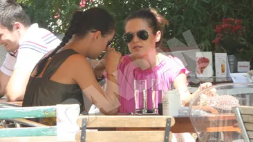 Raluca Lazarut isi consoleaza prietenele