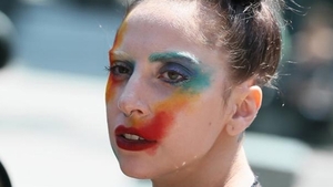 Să fie asta noua modă? Lady Gaga a socat trecătorii, după ce s-a afisat pe stradă cu un machiaz bizar. Crezi că a exagerat?